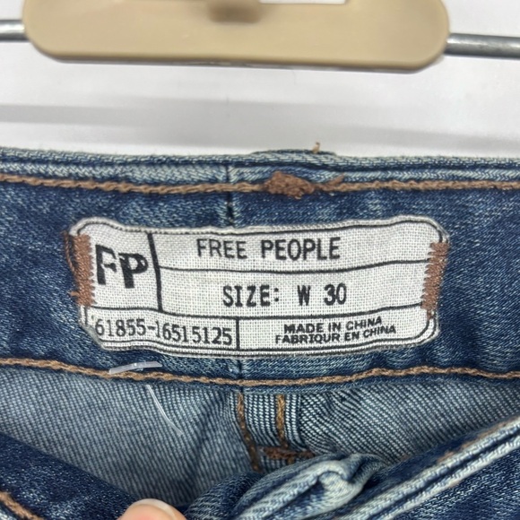 NWOT Free People Mid-Rise Button Hem Flare Medium Blue Jeans 30 - Picture 4 of 4